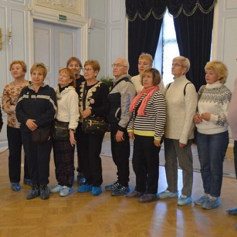 Ветераны гродненского спорта расширяют границы своих путешествий. В этом году их заинтересовала несвижская резиденция князей Радзивиллов.